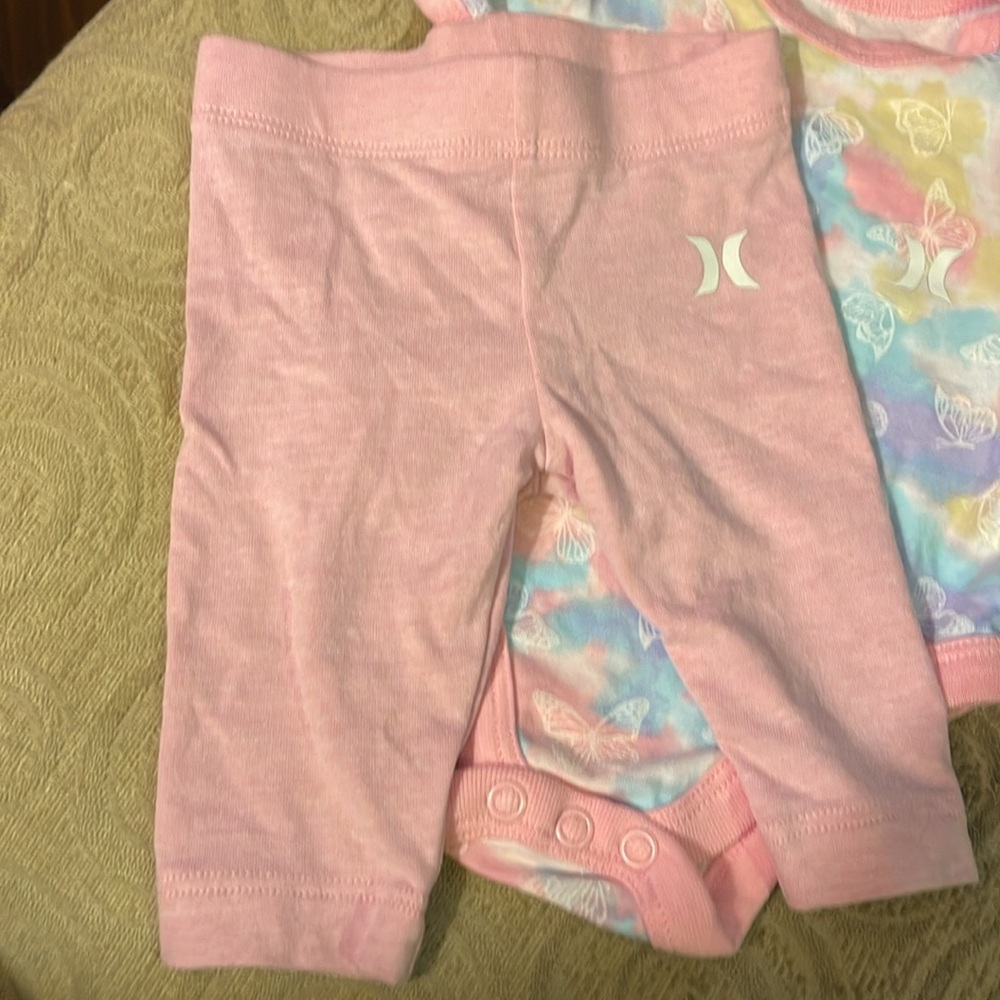 Hurley 2 piece Outfit - Picture 2 of 5
